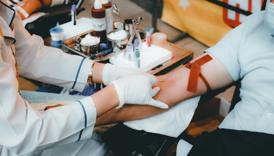 Profesional de laboratorio con guantes preparando el brazo de un paciente para la toma de muestra de sangre